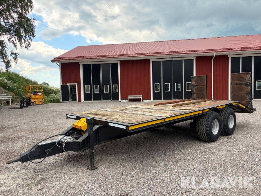 Tvåaxlad maskintrailer med lastramper och ca 10 tons lastvikt