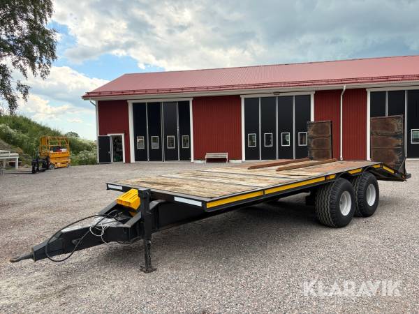 Tvåaxlad maskintrailer med lastramper och ca 10 tons lastvikt