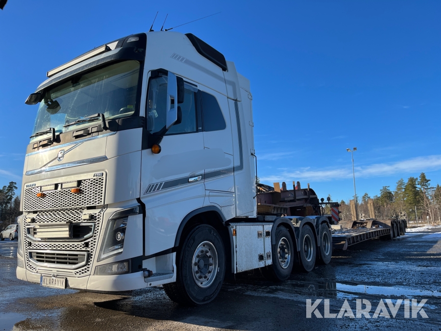 Tungdragare Volvo FH16 med maskintrailer