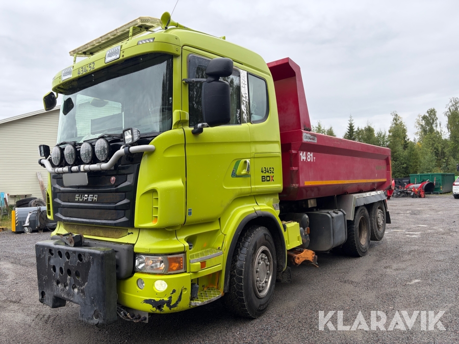 Tippbil Scania R360 med plogutrustning