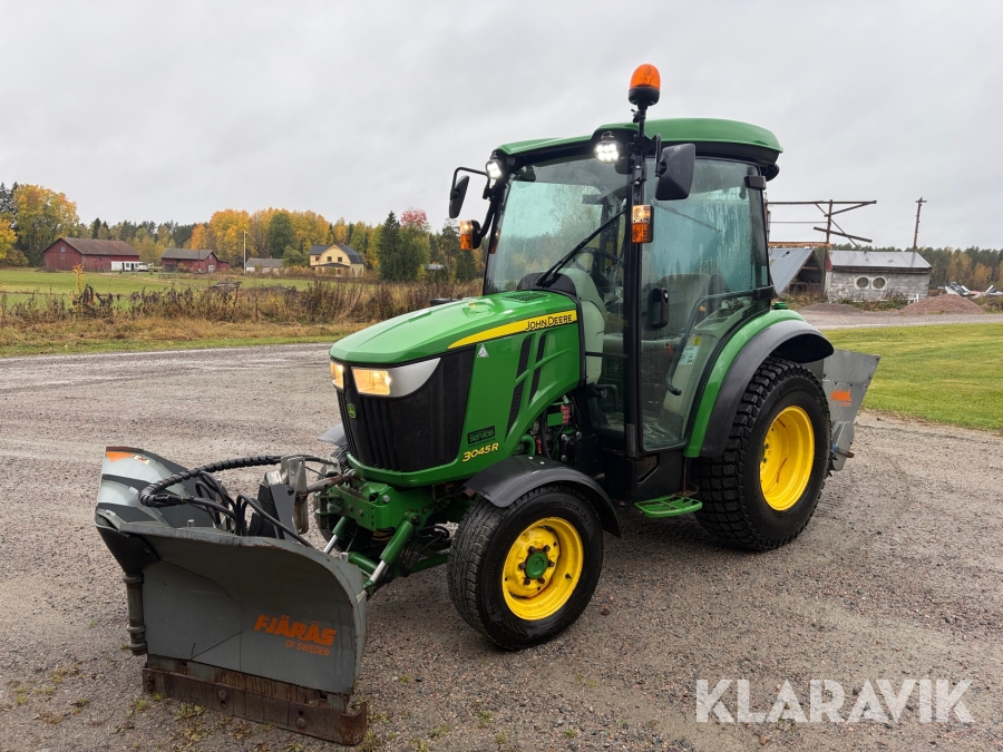 Traktor John Deere 3045R med plog och spridare 