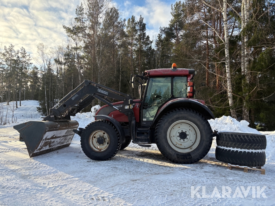 Traktor Valtra C90 med snöskopa