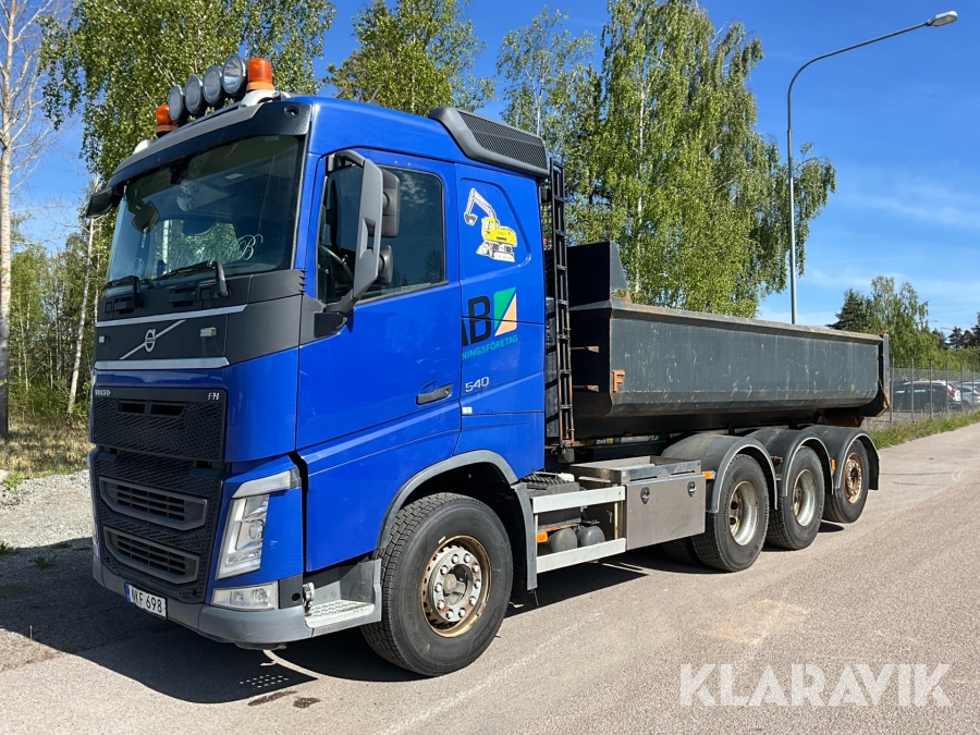 Lastväxlare Volvo FH 540 8x4 med grusflak