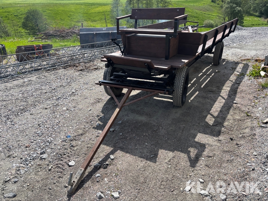 Bromsad Hästvagn med parstång