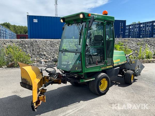 Redskapsbärare John Deere F1145 med vikplog och sandspridare