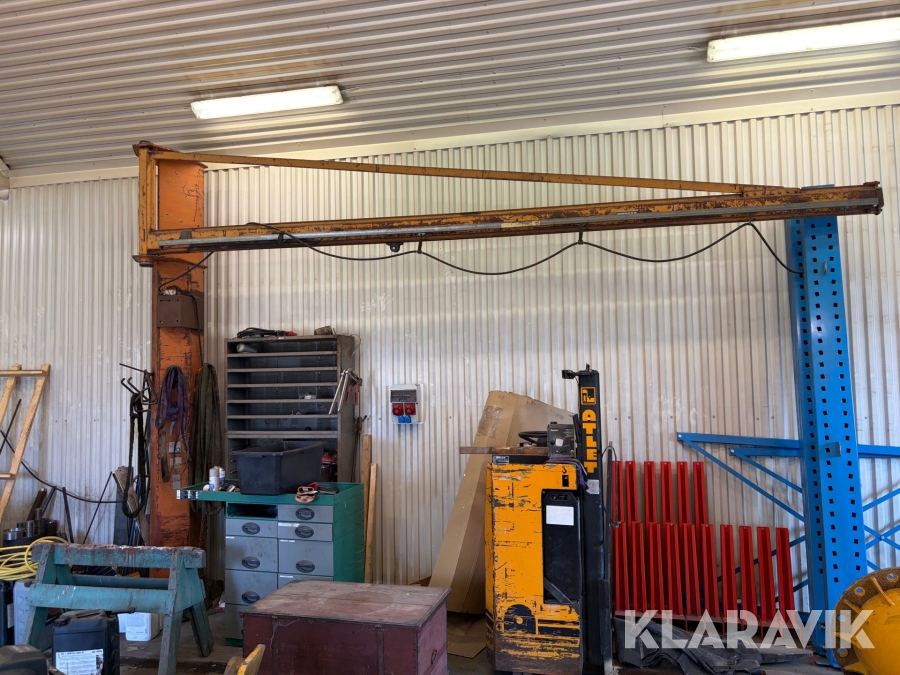 Pelarsvängkran Demag med 250 kg kapacitet