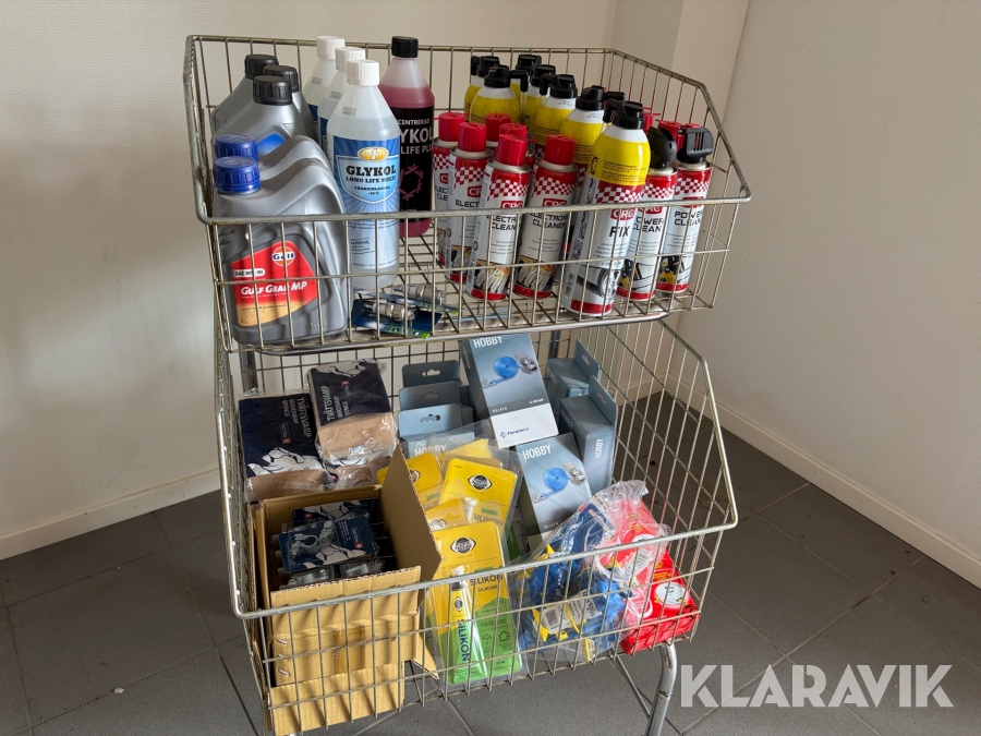 Förvaringshylla på hjul med diverse fordonsrelaterade tillbehör