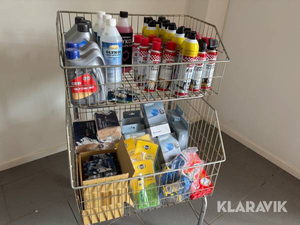 Förvaringshylla på hjul med diverse fordonsrelaterade tillbehör