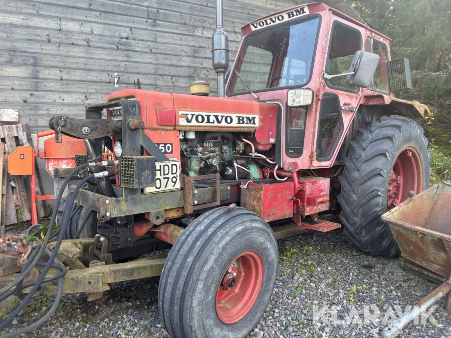 Veterantraktor Volvo BM 650 med plog