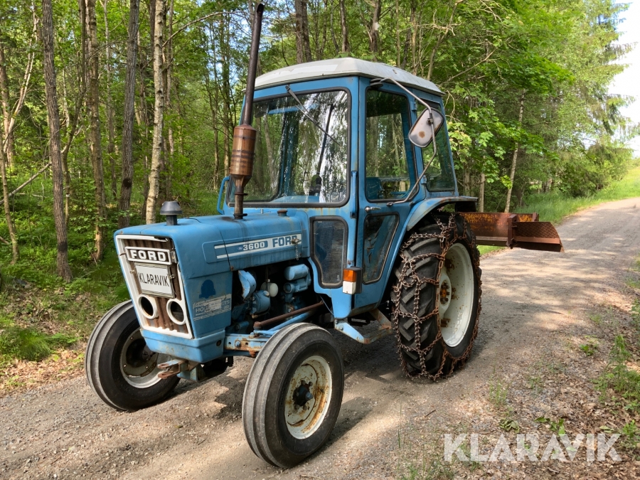 Traktor Ford 3600 med kedjor och bakblad