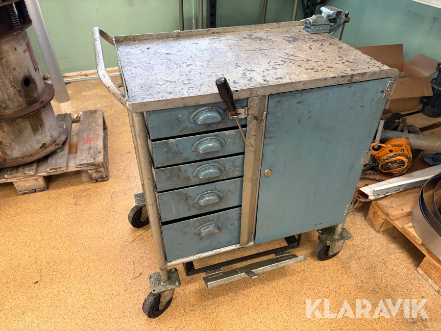 Verktygsvagn med skruvstäd och diverse verktyg