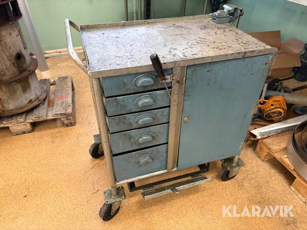 Verktygsvagn med skruvstäd och diverse verktyg