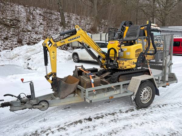 Kompaktgrävare Yanmar SV08-1A med släp och tre skopor