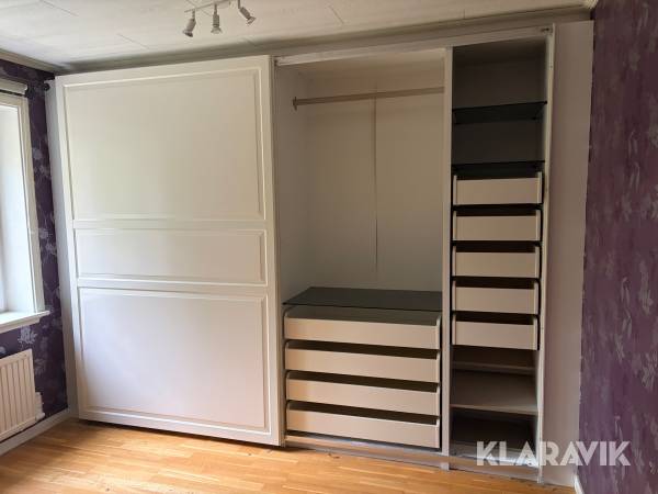 Garderob med skjutdörrar