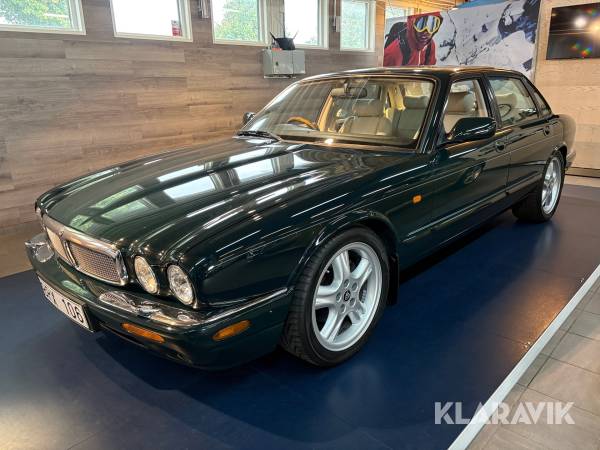 Jaguar XJR V8 Supercharged högerstyrd