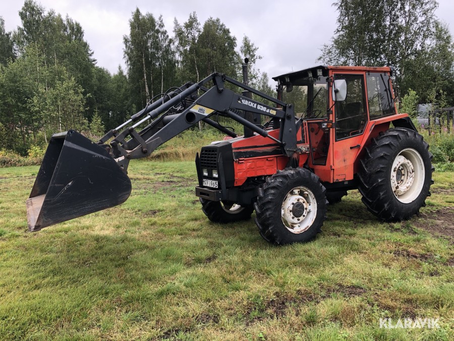 Traktor med frontlastare & skogsutrustning