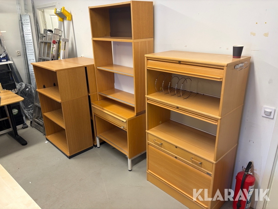 Kontorsmöbler Kinnarps hyllor samt försvaringskåp