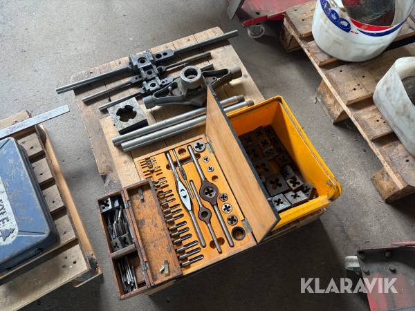 Parti gängverktyg med gängtappar, gängsnitt och gängkloppor