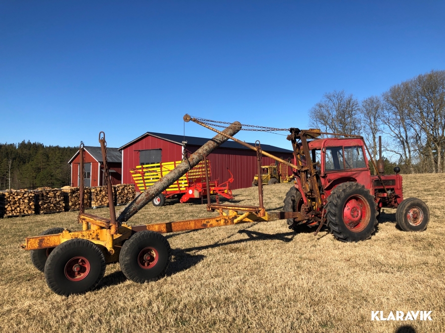 Traktor IH  B275 Lastare/ Timmervagn / Vajerkran