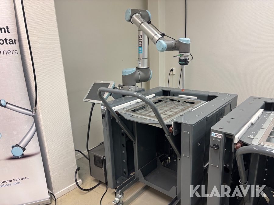 Robot för maskinbetjäning EasyRobotics Pro Feeder UR10 vaccumgrip och två vagnar