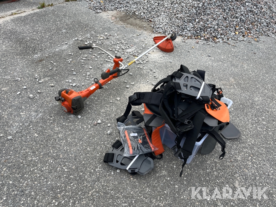 Grästrimmer / Röjsåg och en låda med selar Husqvarna / Stihl
