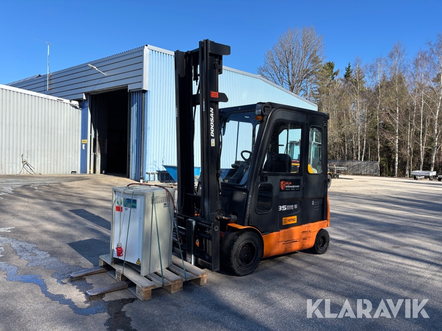 Truck Doosan B35X-5 med dubbdäck