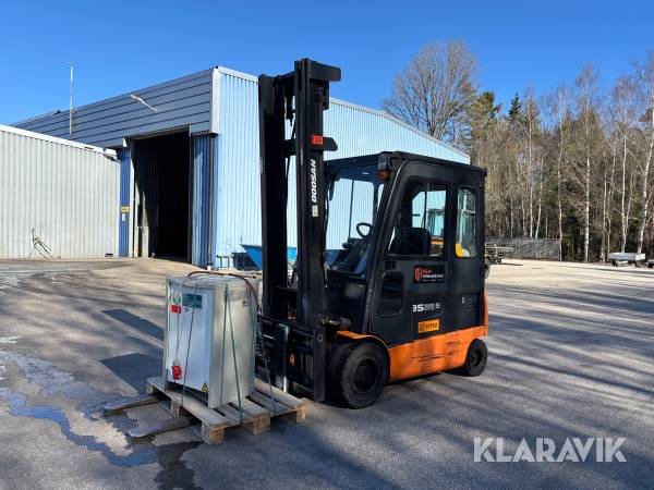 Truck Doosan B35X-5 med dubbdäck