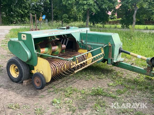 Hårdbalspress John Deere 456 med balbana