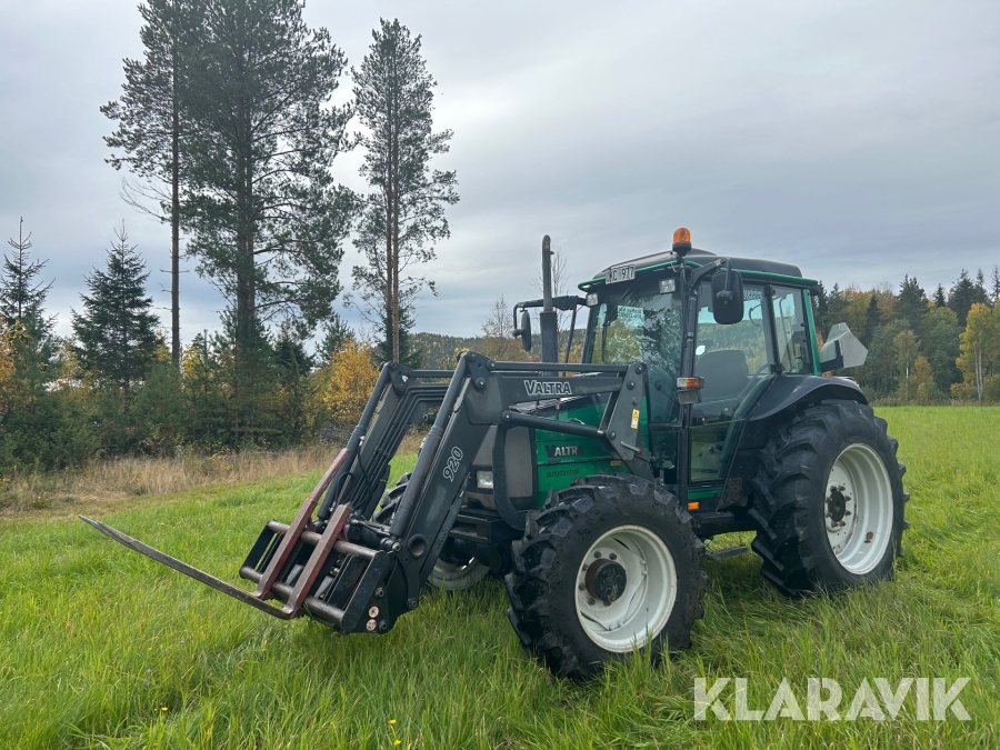 Traktor Valtra A75 med lastare och redskap