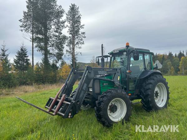 Traktor Valtra A75 med lastare och redskap