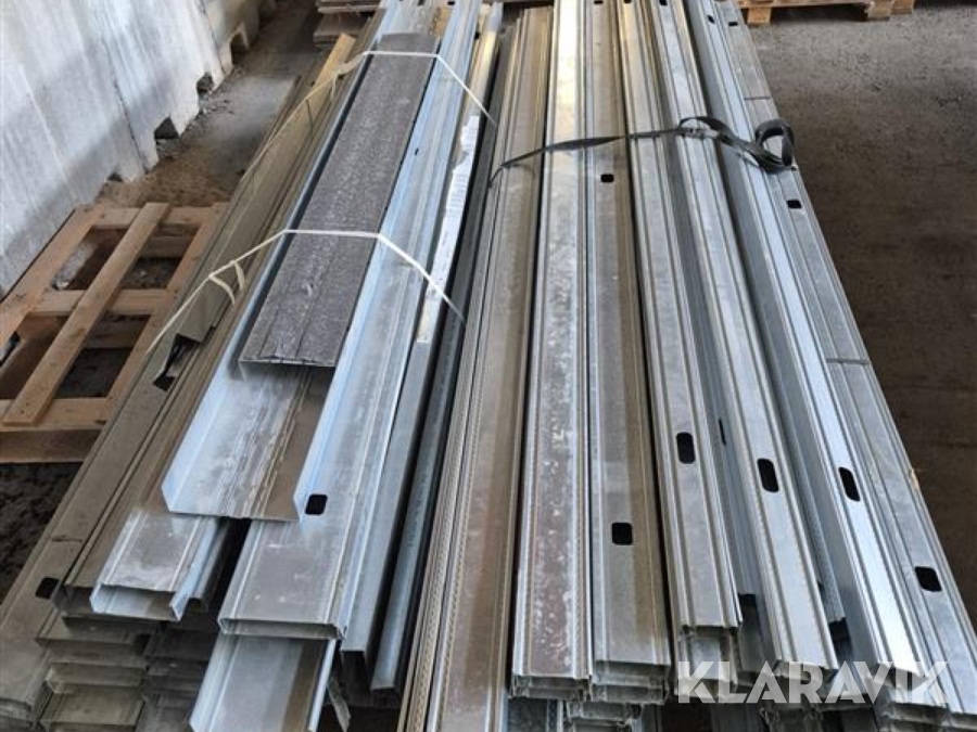 Parti plåtreglar och andra plåtartiklar