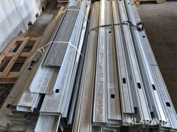 Parti plåtreglar och andra plåtartiklar