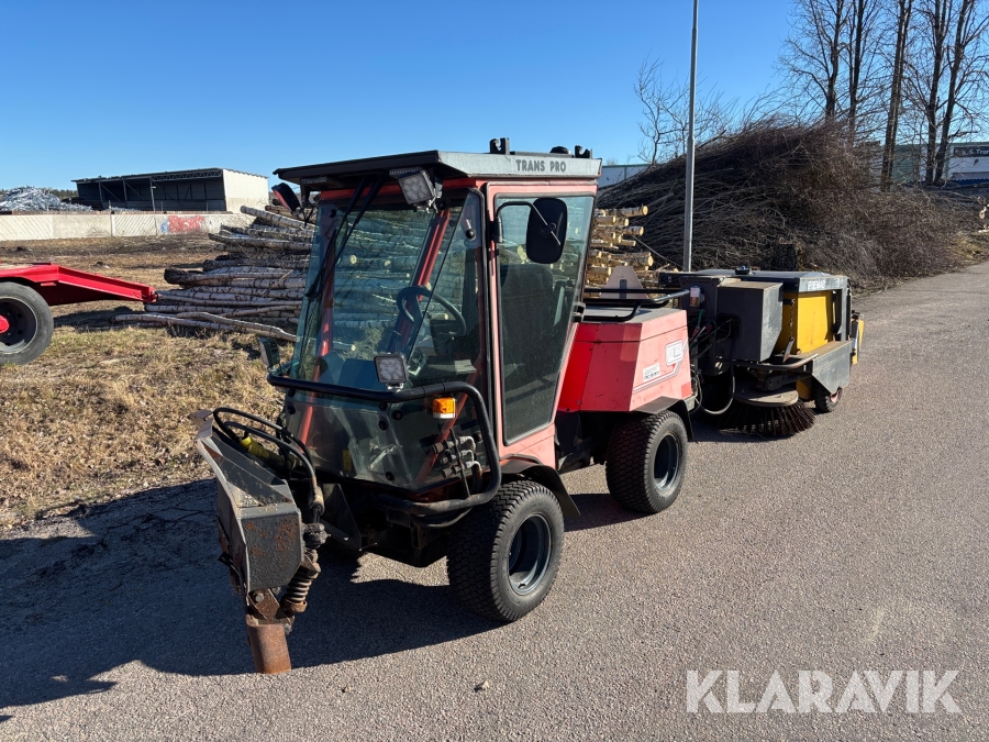 Redskapsbärare Belos med vikplog och sopmaskin