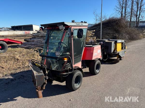Redskapsbärare Belos med vikplog och sopmaskin