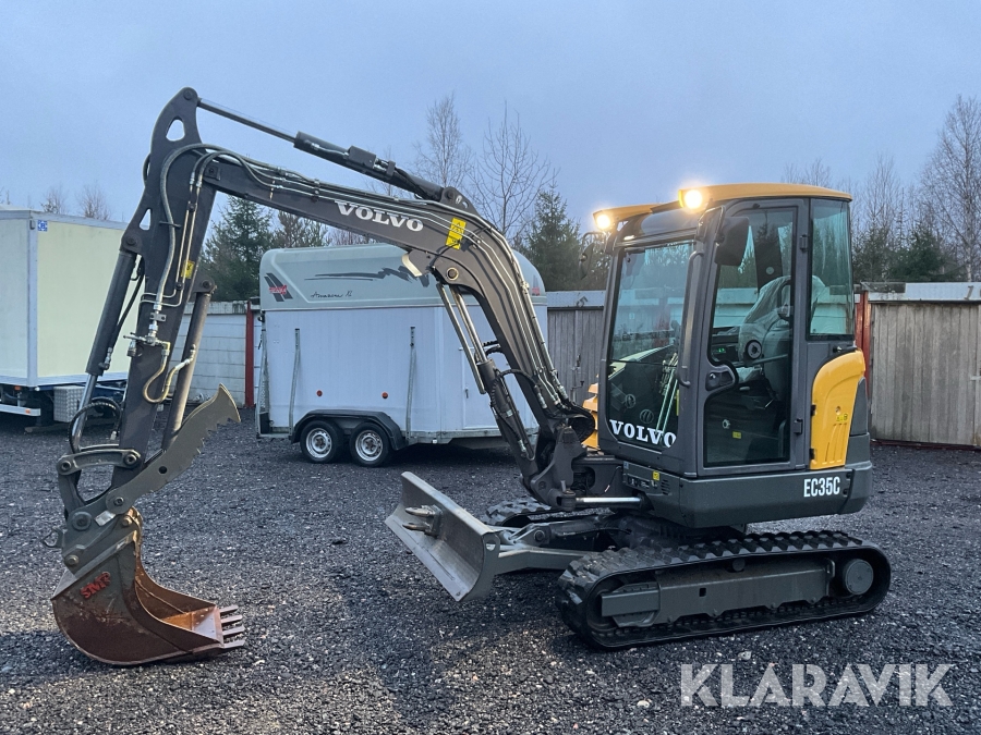 Grävmaskin Volvo EC35C med skopa