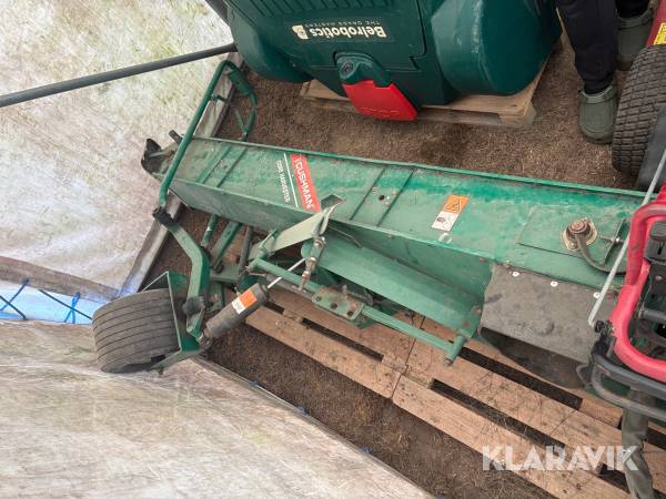 Uppsamlare & elevator till hålpipning av grönyta Cushman Core harvester