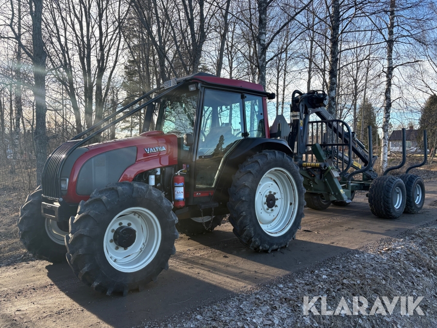 Skogsekipage Traktor Valtra Valmet A75-4 med timmervagn Farma T10F