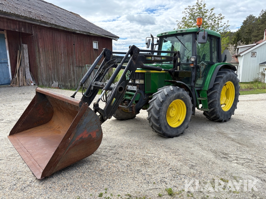 Traktor John Deere 6110 med vikplog och skopa
