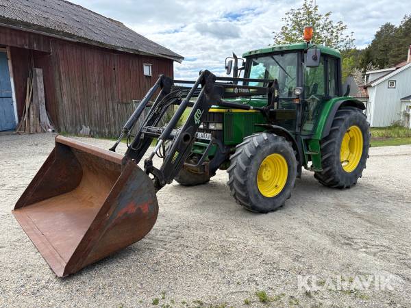 Traktor John Deere 6110 med vikplog och skopa