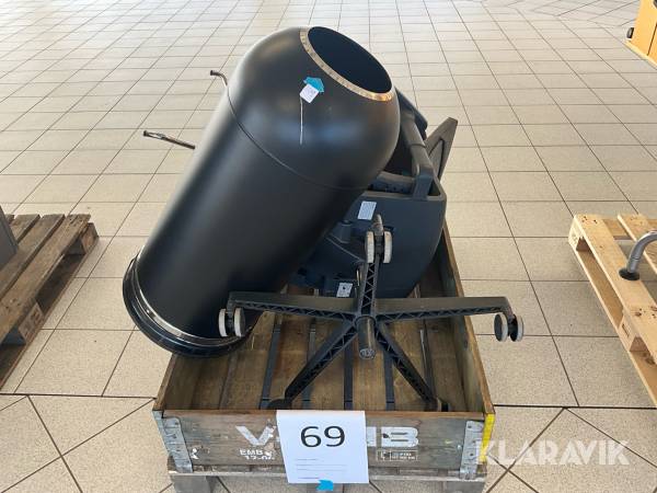 Kontorsstolar och en soptunna