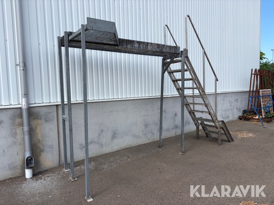 Trappa med plattform