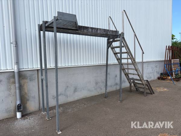 Trappa med plattform