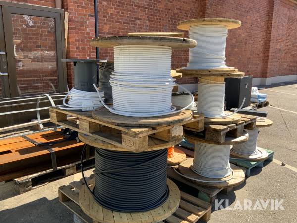 Kabeltrummor med diverse kabel 13st