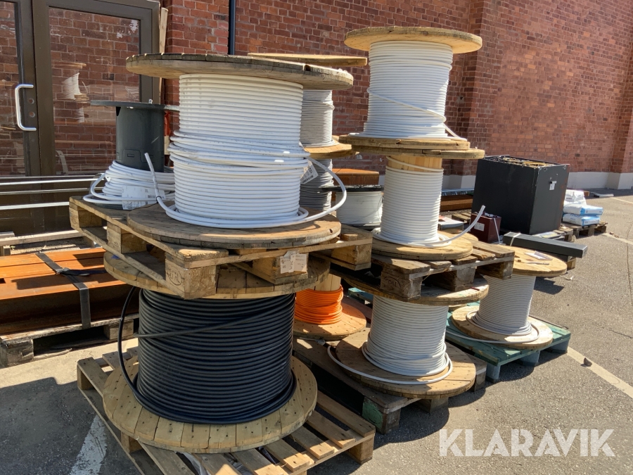 Kabeltrummor med diverse kabel 13st