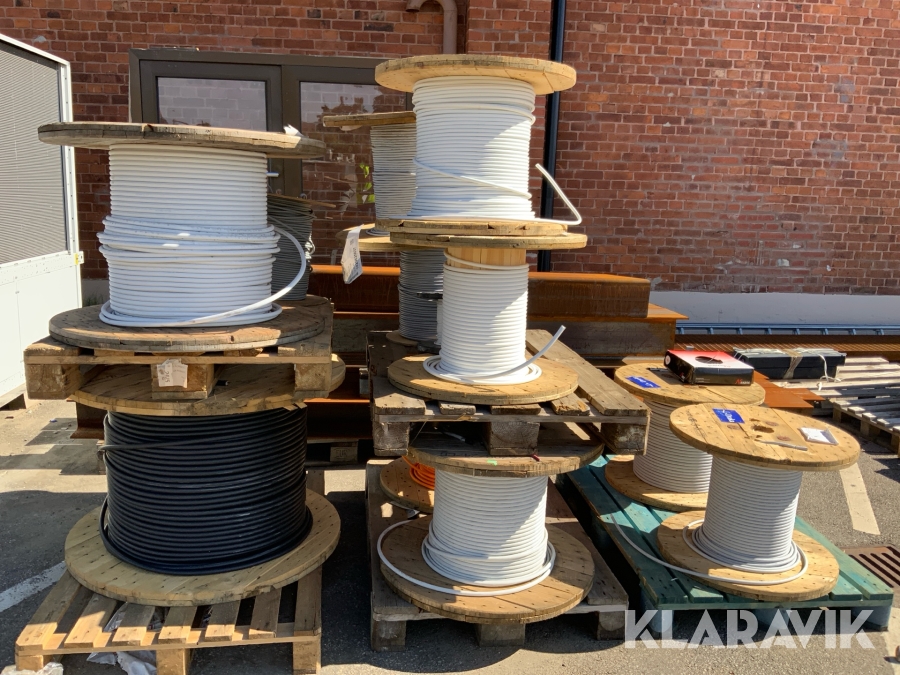 Kabeltrummor med diverse kabel 13st