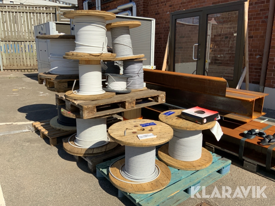 Kabeltrummor med diverse kabel 13st