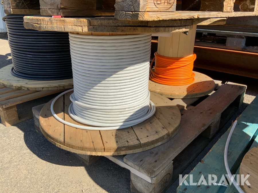 Kabeltrummor med diverse kabel 13st