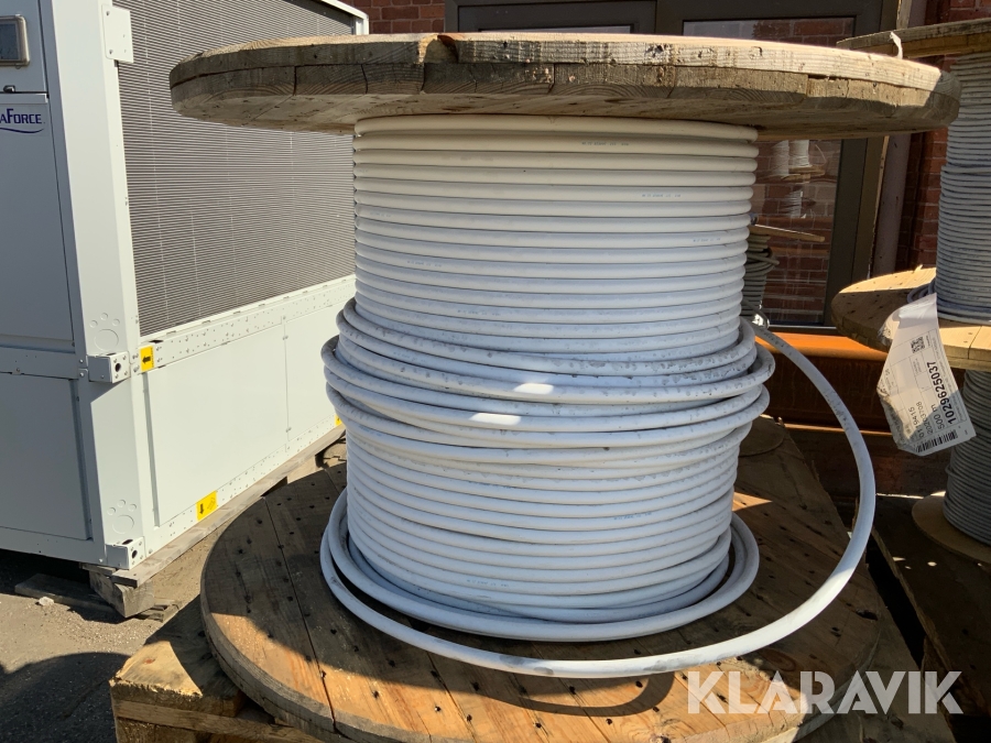 Kabeltrummor med diverse kabel 13st