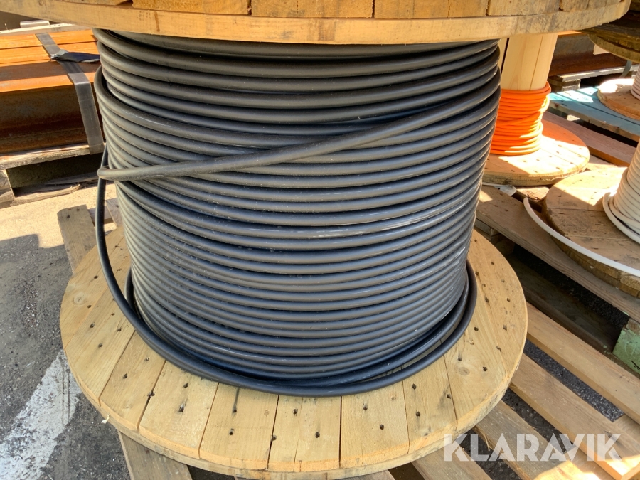 Kabeltrummor med diverse kabel 13st