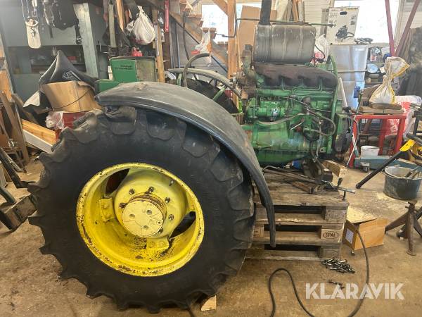 Traktor i delar John Deere 2450 4WD